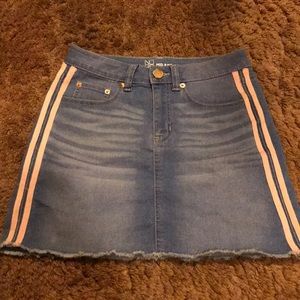 Women’s mid rise skirt